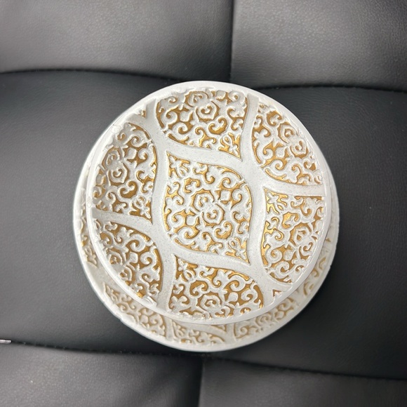 Gold and white jewelry tray stand - Picture 2 of 3